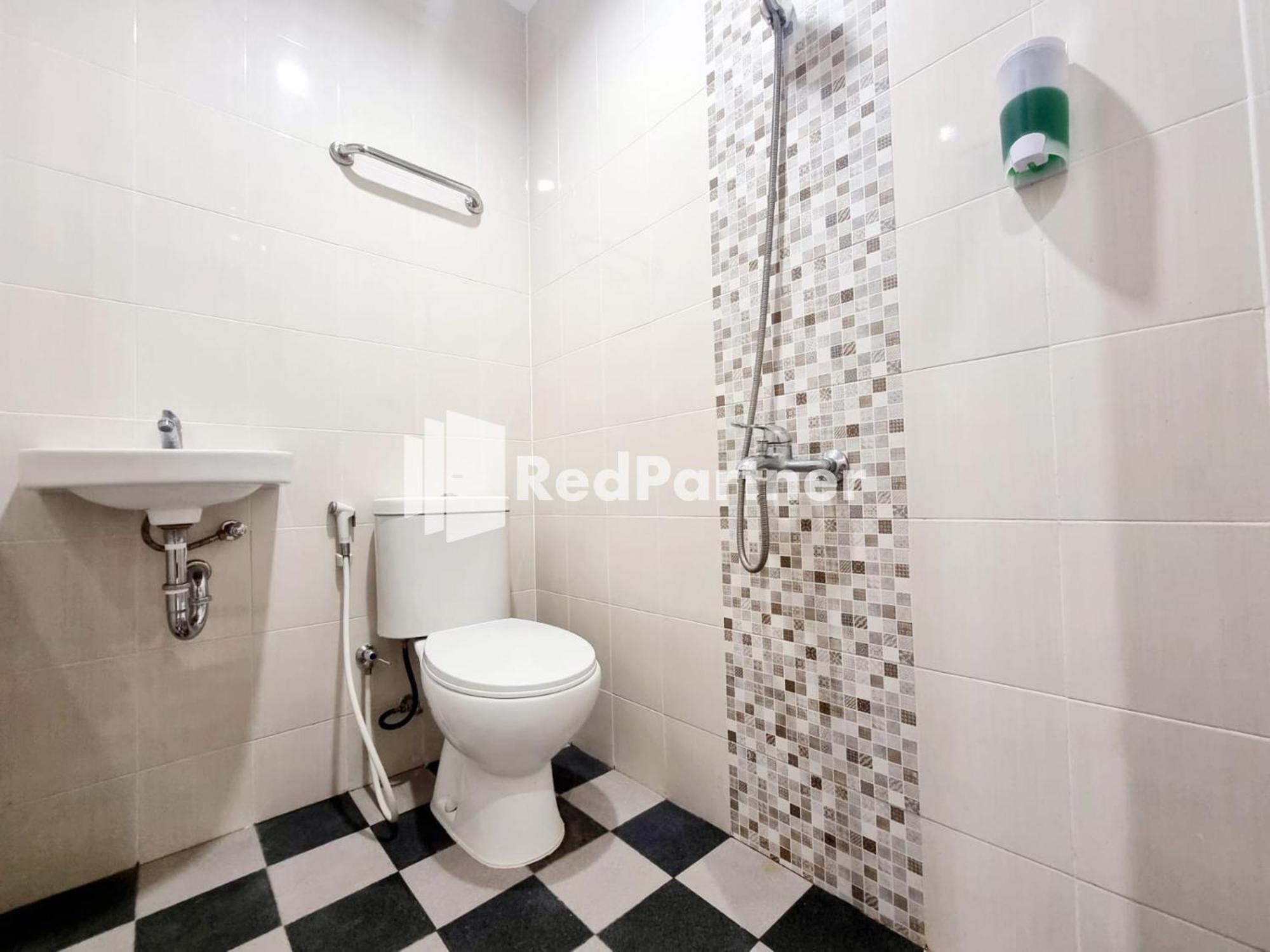 Pandawa Guest House At Ngaliyan Square Mitra Reddoorz سيمارانغ الغرفة الصورة